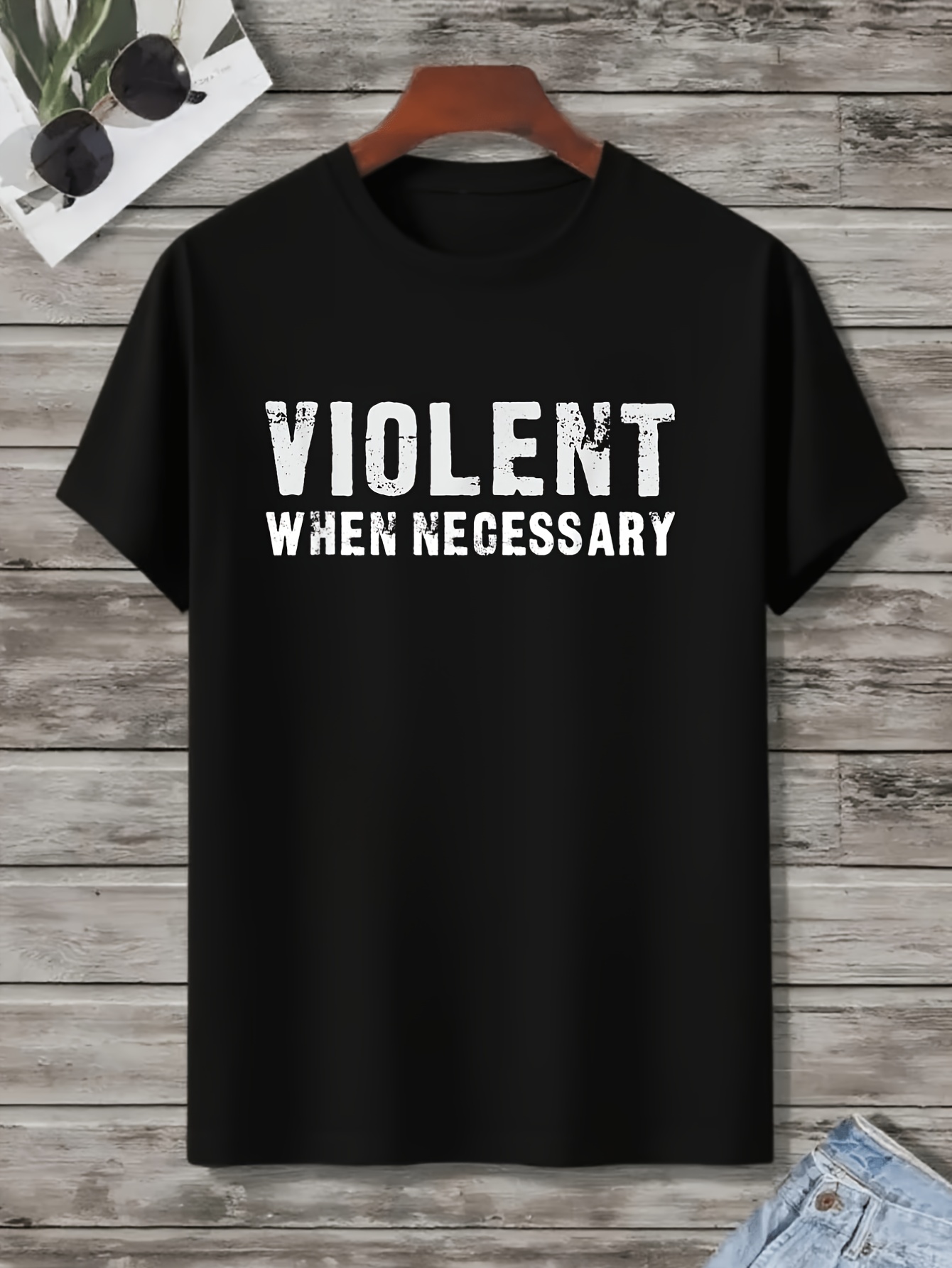 Street Style Fashion Quotes - 必要な状況でも、人を攻撃する人もいる。 ヴィンテージブラックTシャツ、前衛的な引用句入り、ストリートスタイルトップス、思考を刺激するサマーファッション、通気性のあるユニセックスデザイン、2026年夏半袖プリントTシャツ、180グラム