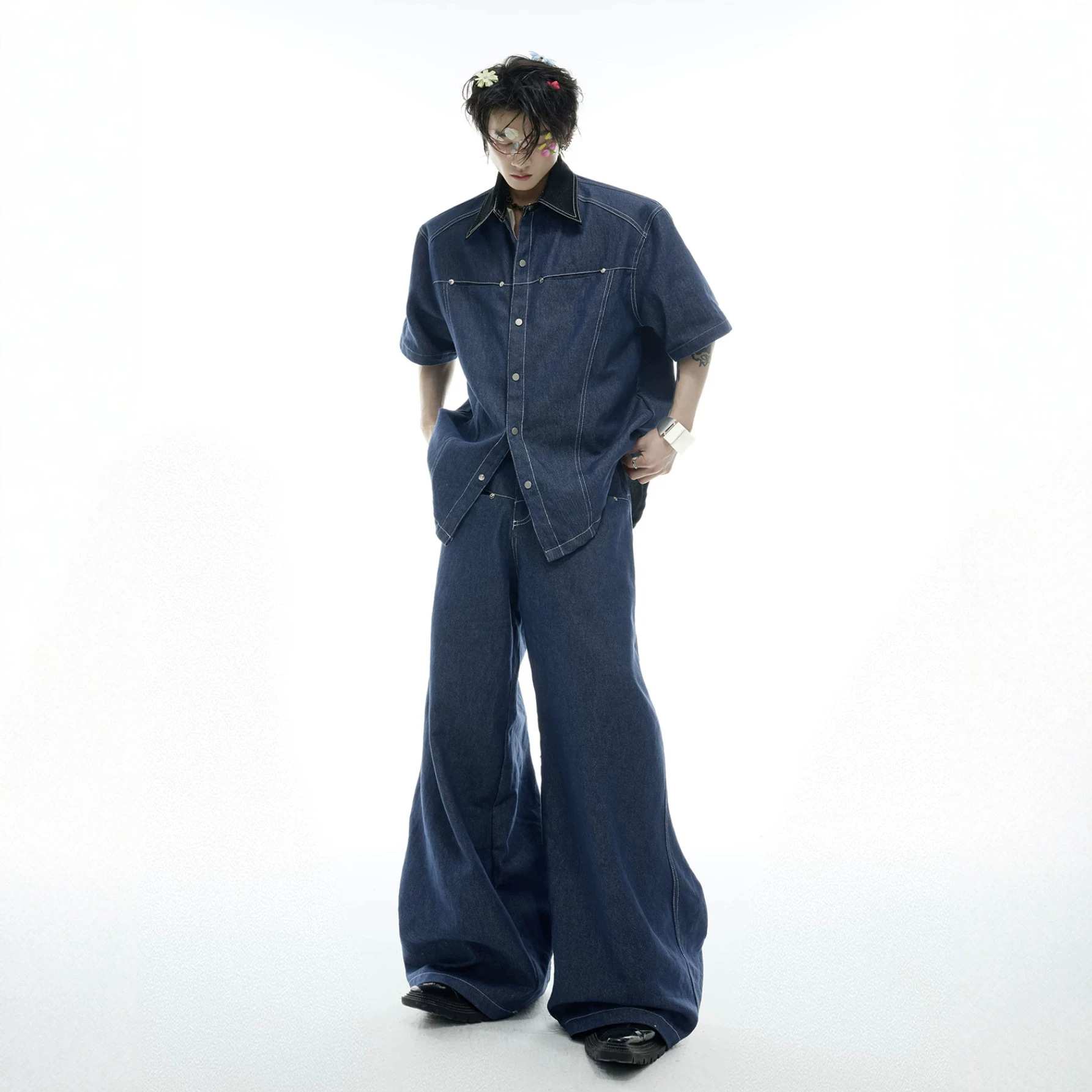 Street Fashion Jeans - 夏のメンズデニムマッチングセットアメリカンファッションハイストリートPUラペルスプライシング半袖シャツワイドレッグジーンズツーピースセット