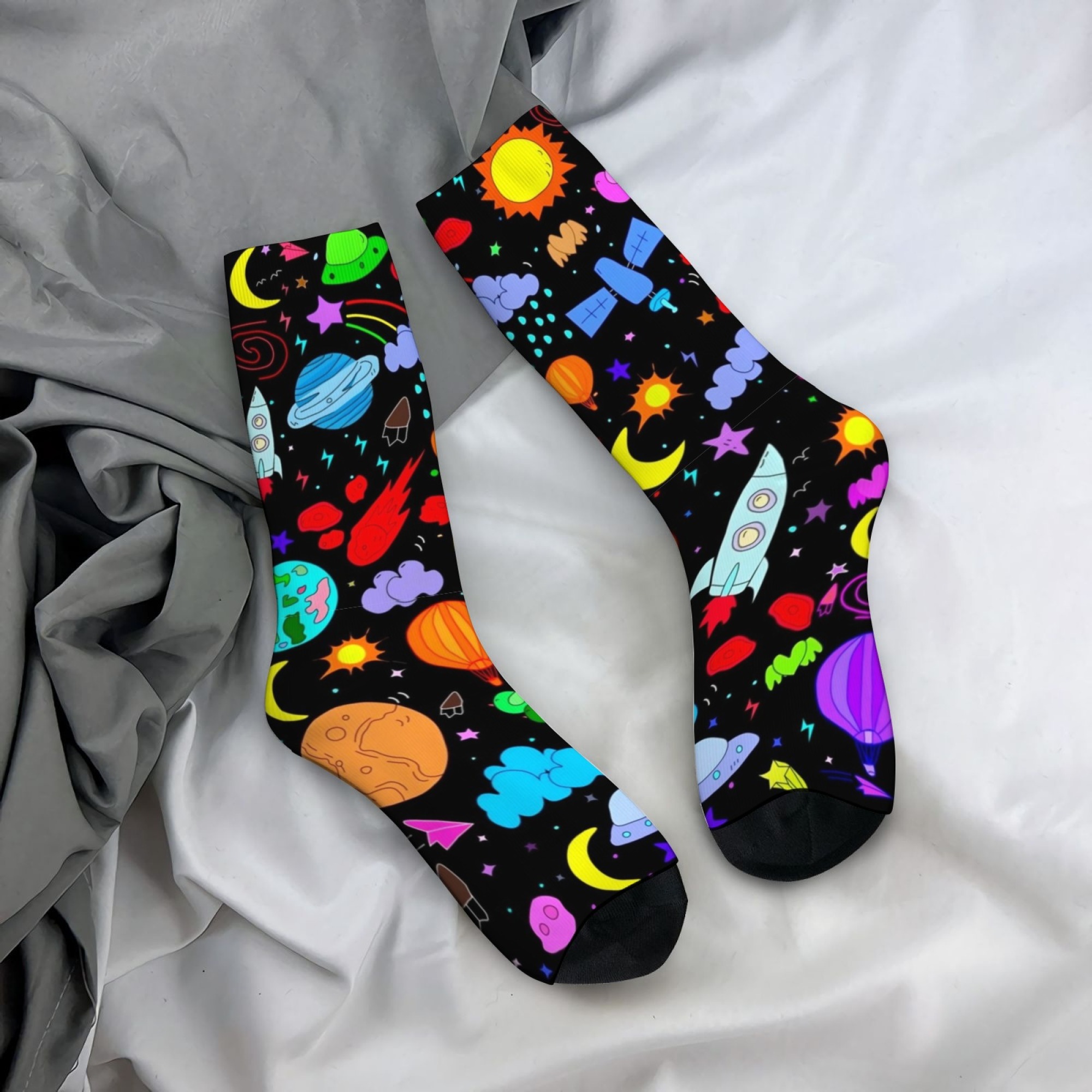 Quirky Street Fashion - カートゥーン風地球宇宙プリント メンズミッドカーフソックス 快適で通気性のある靴下 ストリート風 個性的でファッショナブルなスポーツソックス