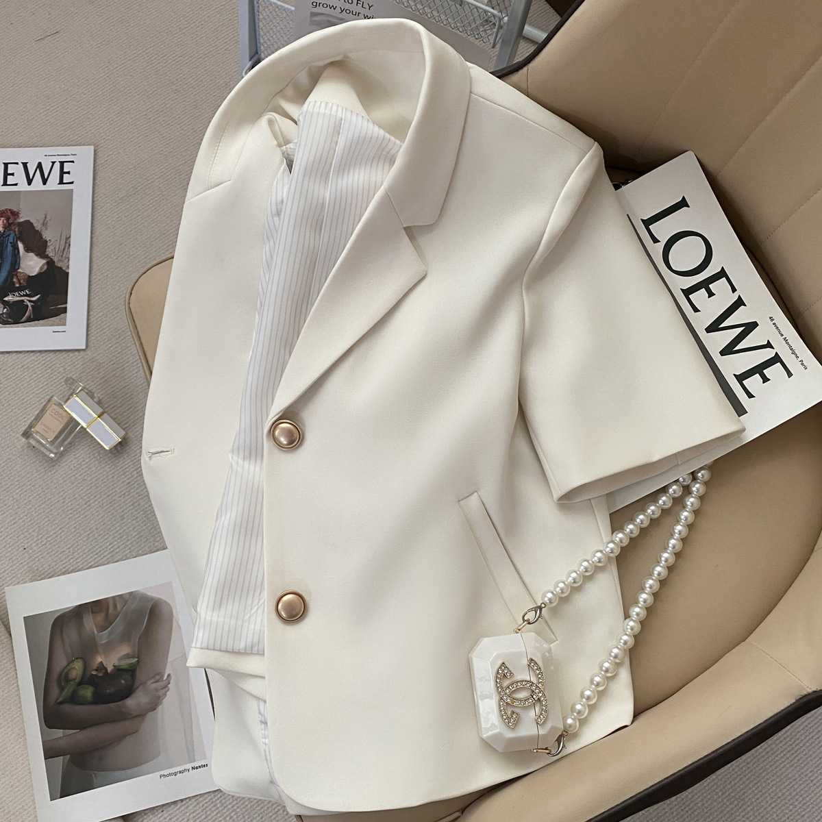 ファッショナブルな女性のベージュ半袖シングルブレストショート - Street Fashion Korean Girl のレビューと価格